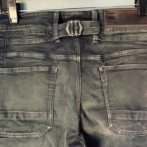 G-STAR RAW Men’s Relaxed Tapered cut jeans